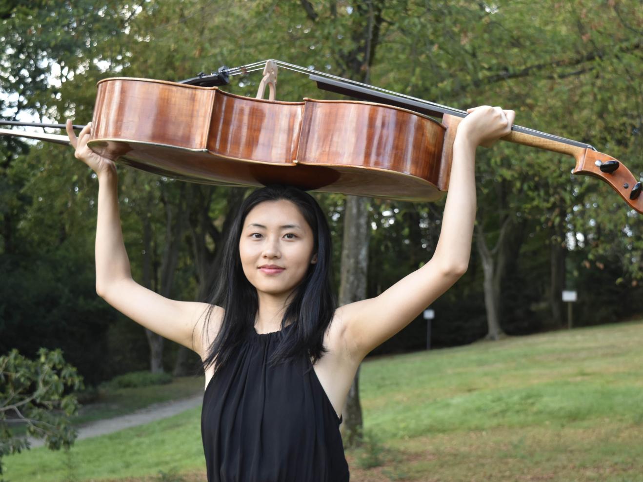 Porträt von Mufei Feng mit Cello