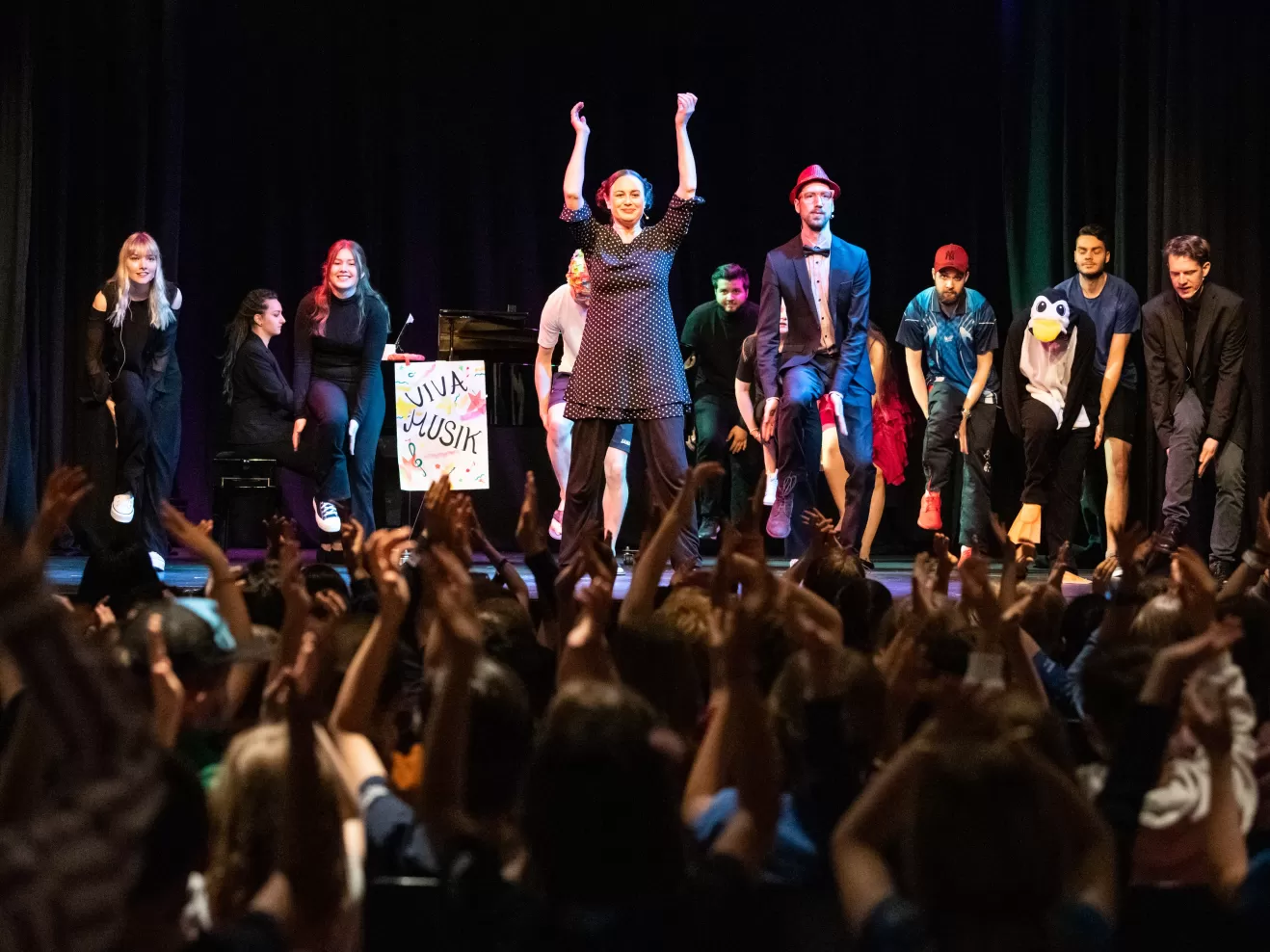 Mitmachmusical auf der Bühne, begeisterte Kinder im Pzblikum