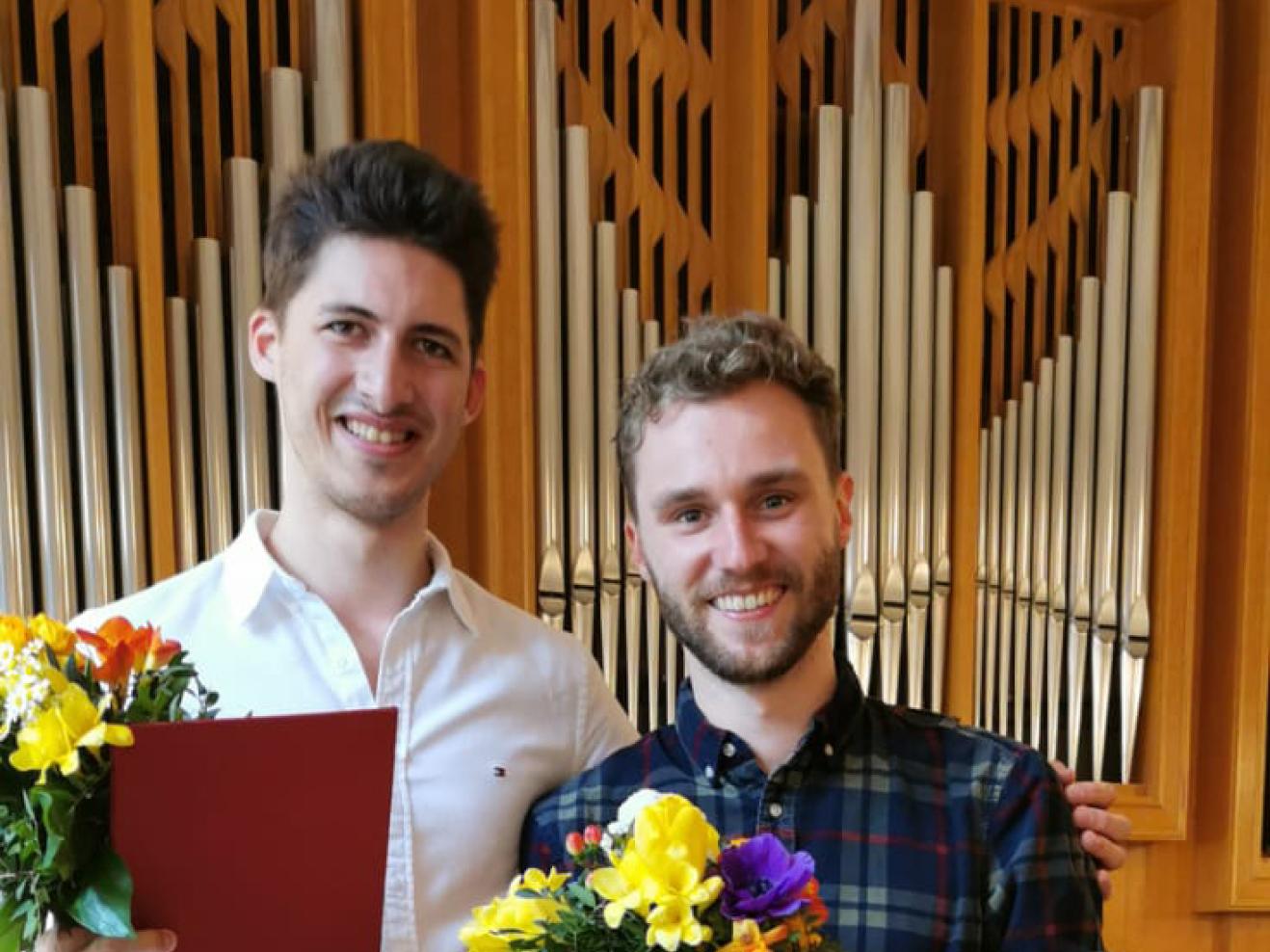 Jonas Fischer und Felix Müller mit Blumensträußen