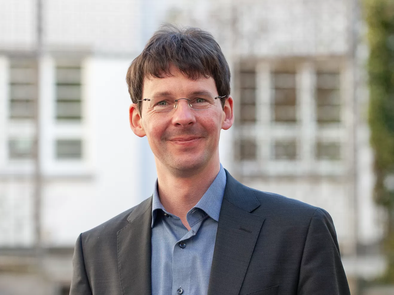 Porträt von Fabian Kolb im Hof der HfMDK Frankfurt