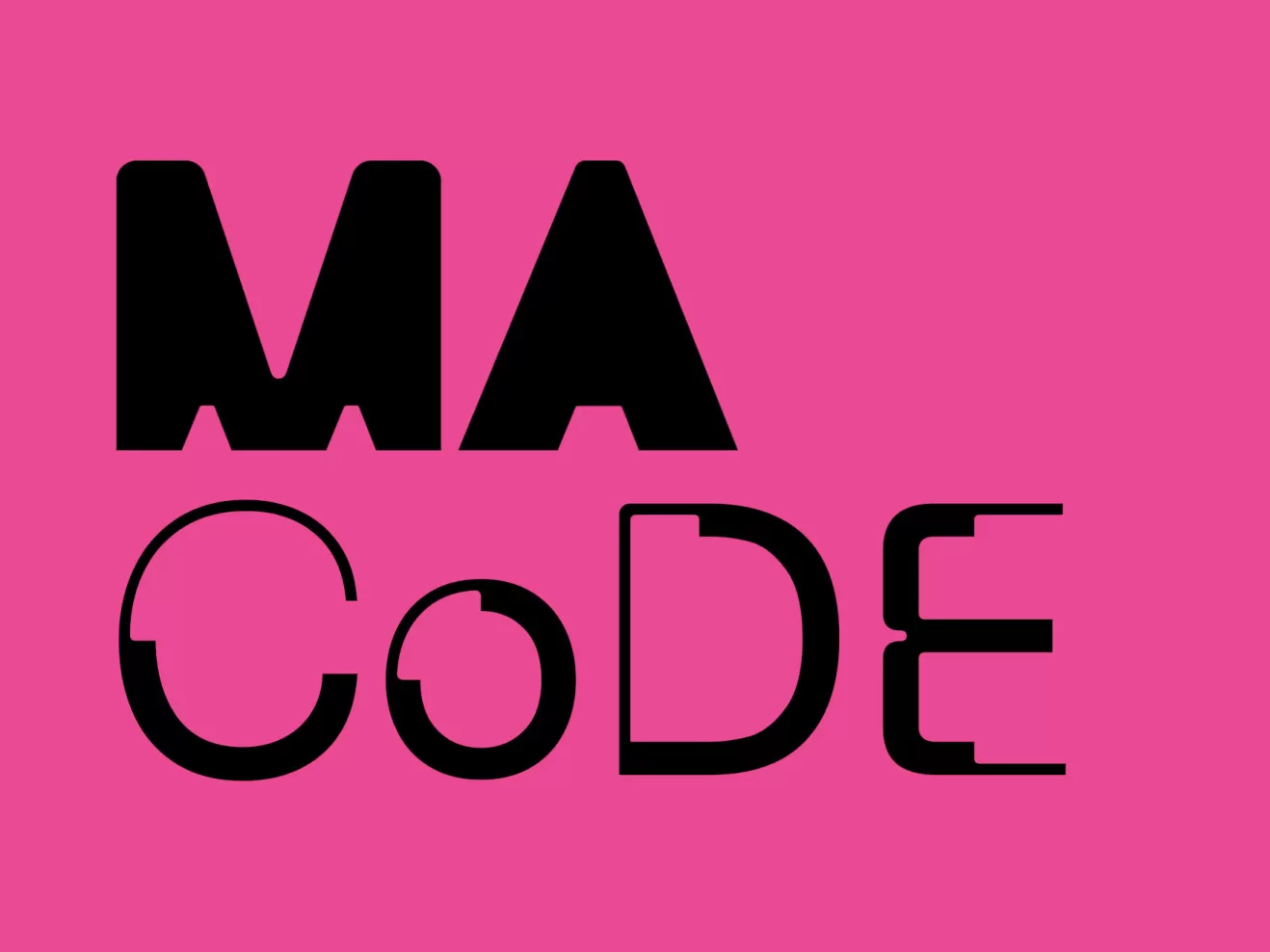 Der Schriftzug MA CoDE auf pinkem Hintergrund