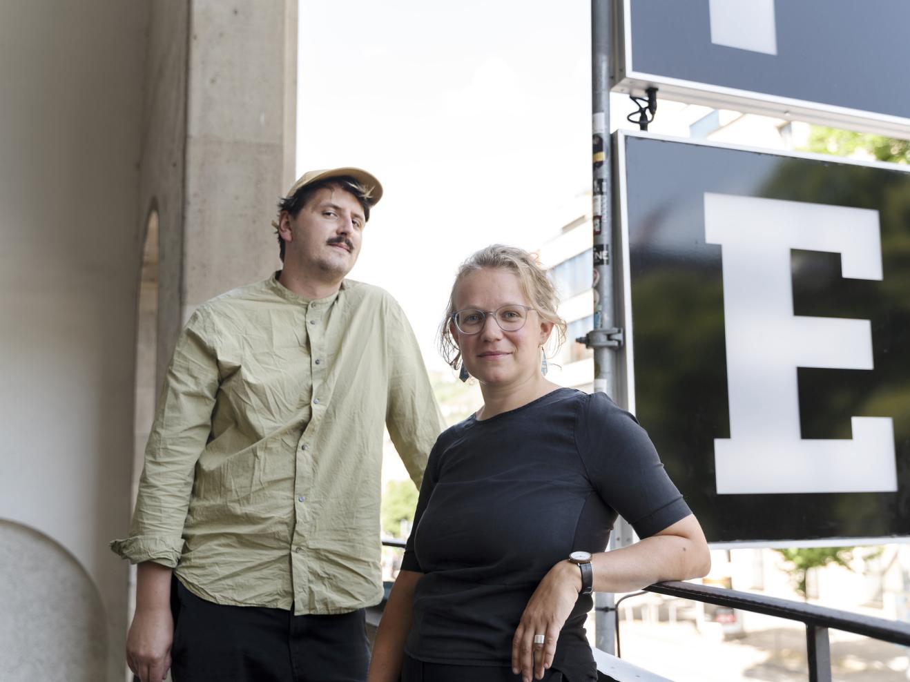 Bastian Sistig und Ilona Schaalc lehnen an einem Geländer