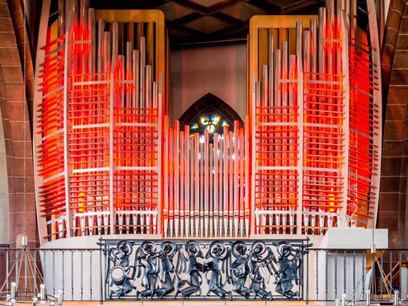 Bild der rot beleuchteten Göckel-Orgel in der Liebfrauenkirche Frankfurt.