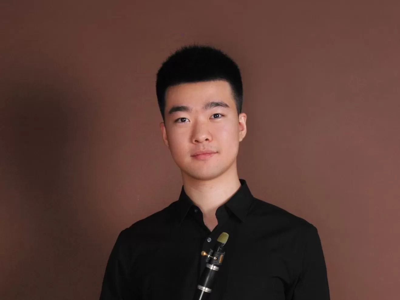 Bild von Hanwen Liu in schwarzer Kleidung mit Klarinette