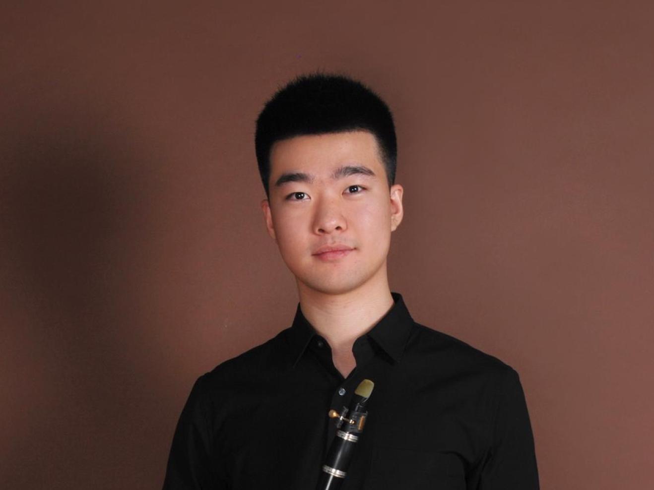 Bild von Hanwen Liu in schwarzer Kleidung mit Klarinette