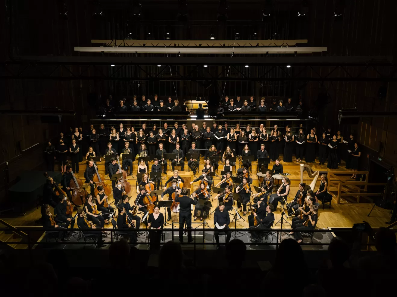 Konzertsituation des Hochschulchors gemeinsam mit dem Orchester der HfMDK im Großen Saal der Hochschule