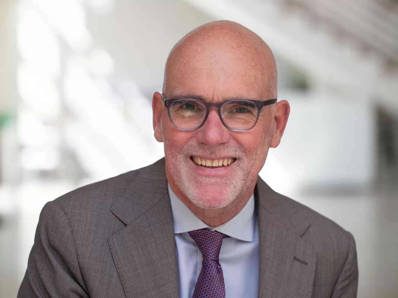 Portrait von Prof. Elmar Fulda, Präsident der HfMDK Frankfurt, im Foyer der Hochschule.