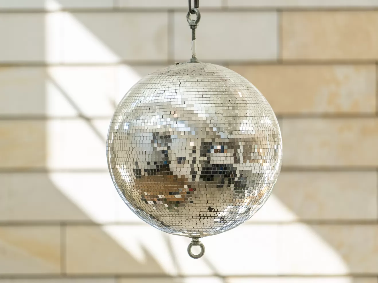 Nahaufnahme der großen Diskokugel, die im Foyer der HfMDK hängt