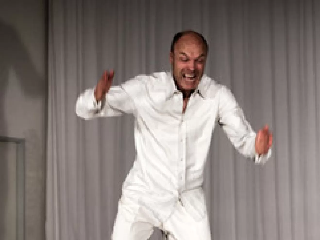 Sten Rudstrom ist weiß bekleidet und bewegst sich im Raum.