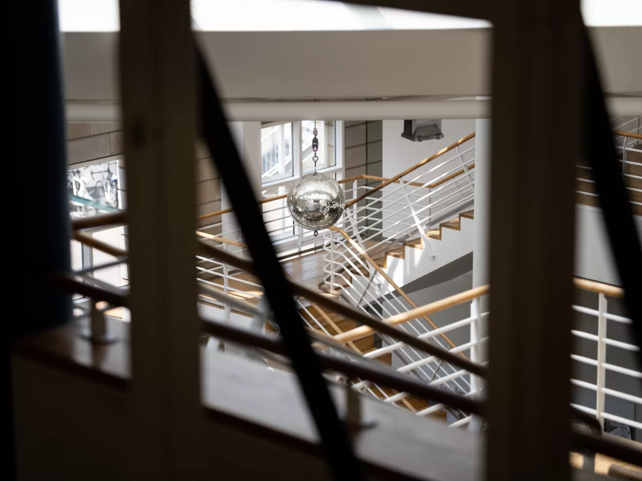 Hängende Diskokugel im Foyer