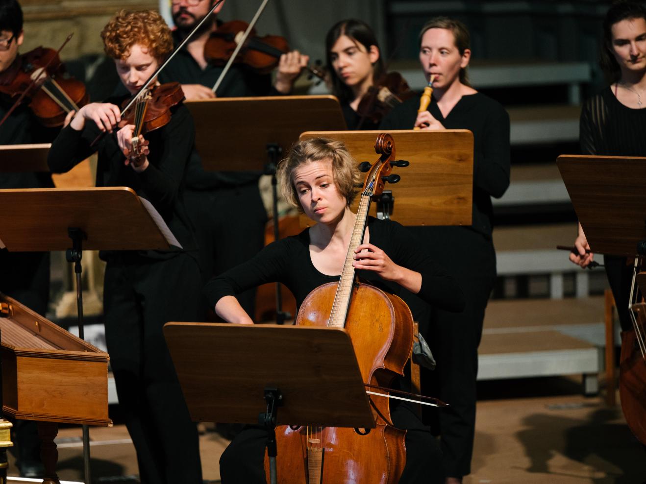 Cellistin im Orchester mit historischen Instrumenten