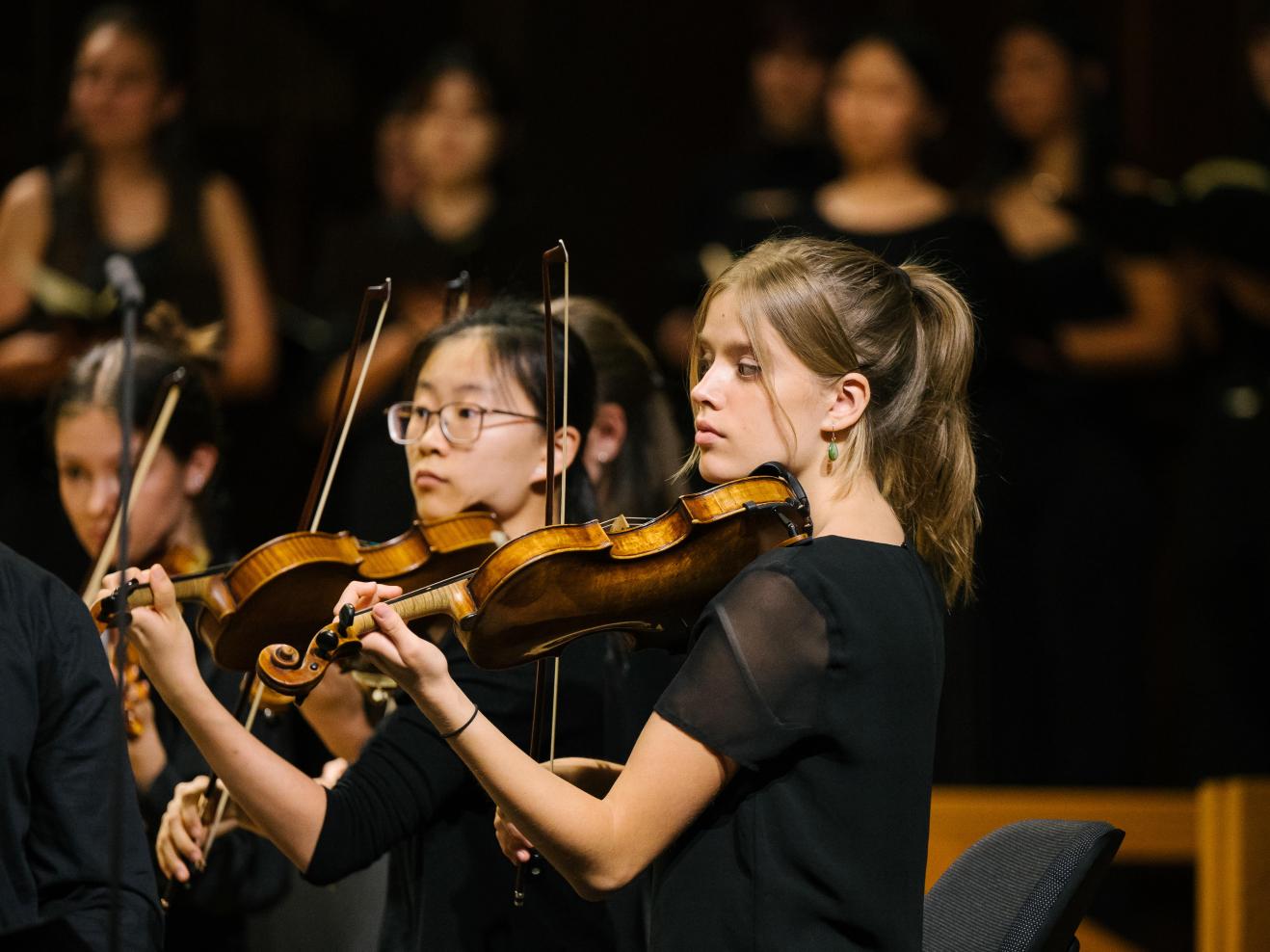 Zwei Violinistinnen im Orchesterkonzert