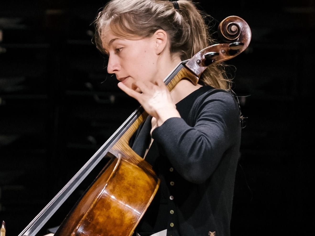 Eine Person spielt Violoncello