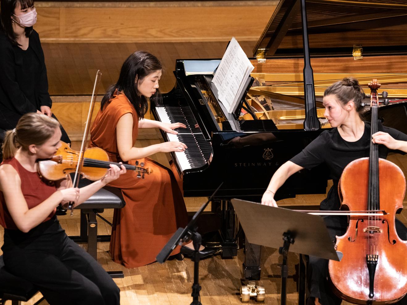 Kammermusik-Trio im Konzert: Geige, Klavier, Violoncello