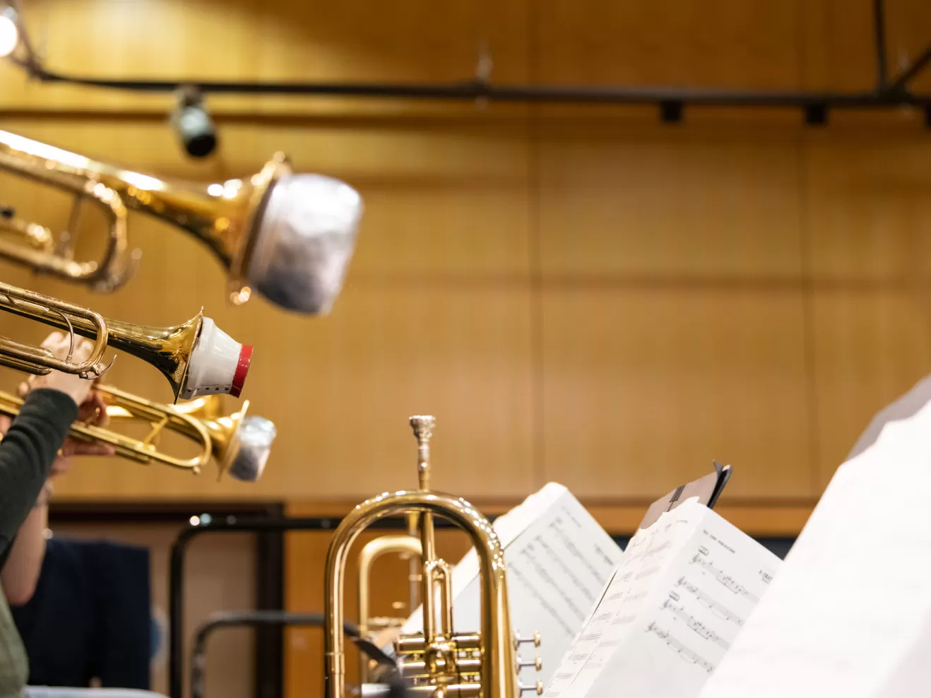 Bigband-Probe, im Anschnitt links sind mehrere Trompeten zu sehen, rechts Notenmaterial.