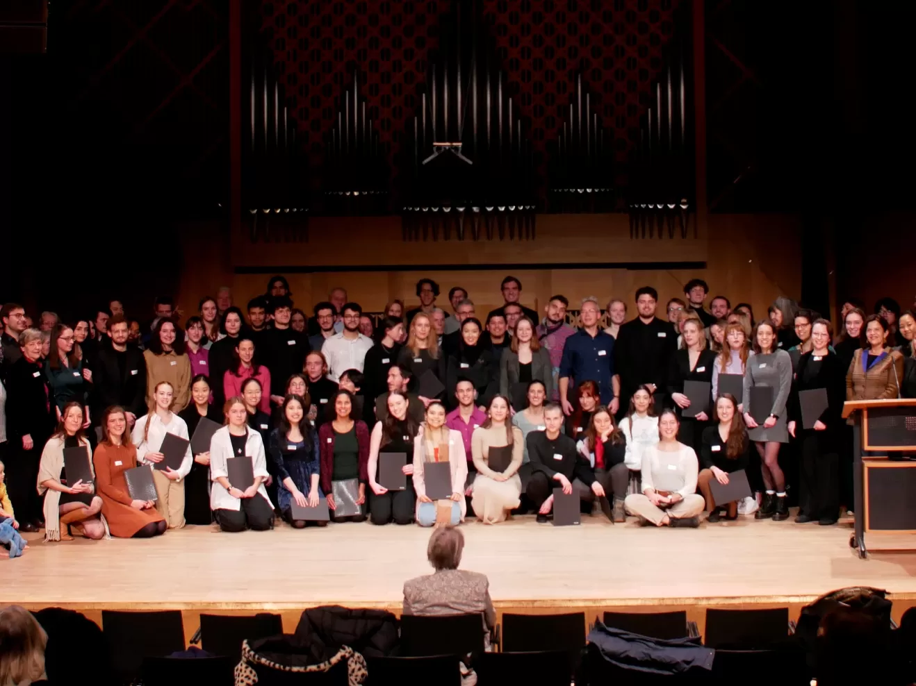 Gruppenfoto der Stipendiat*innen und Fördernden des Deutschlandstipendiums