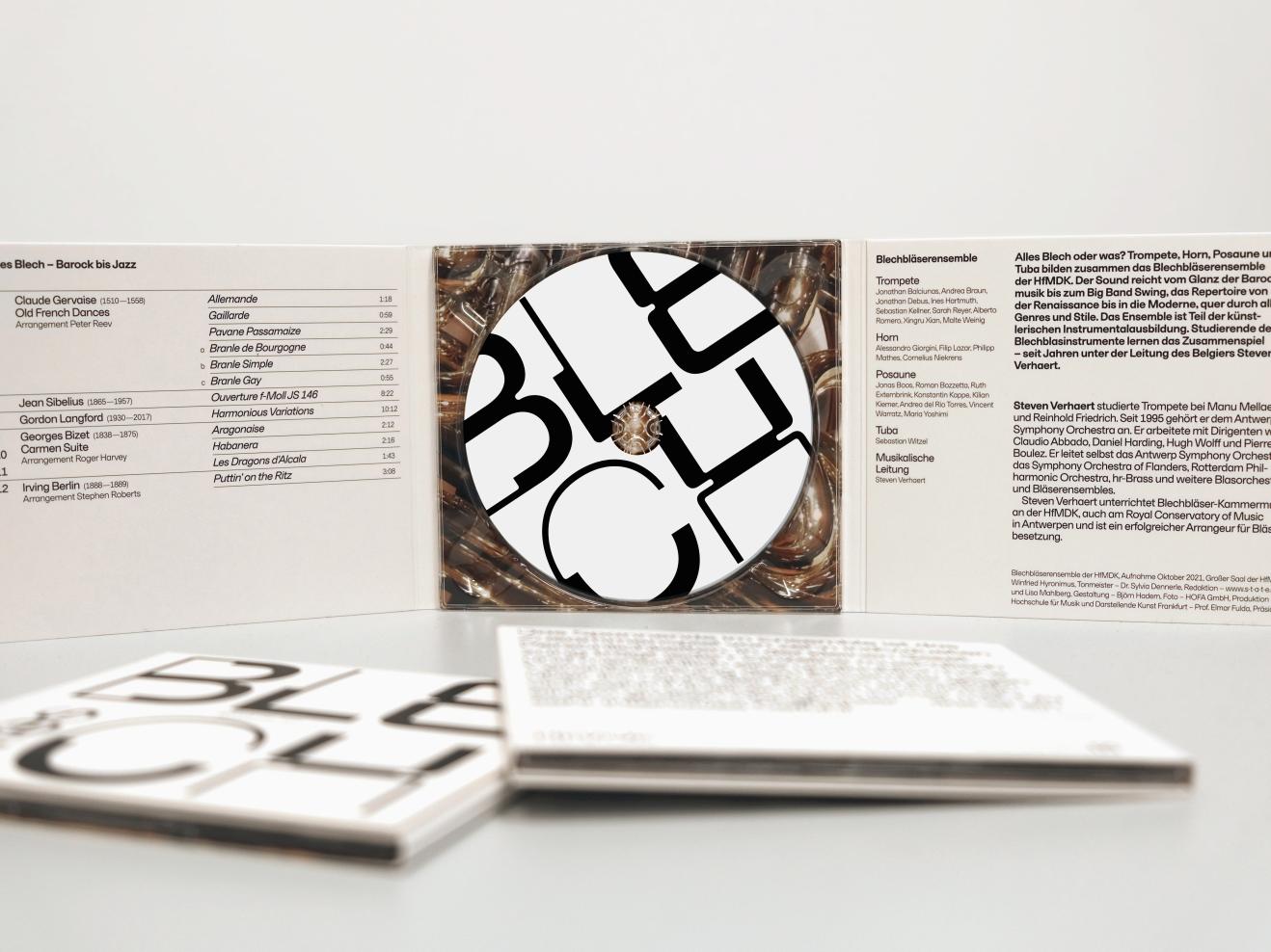 Drei Exemplare der CD "Alles Blech" aufgeklappt und geschlossen.