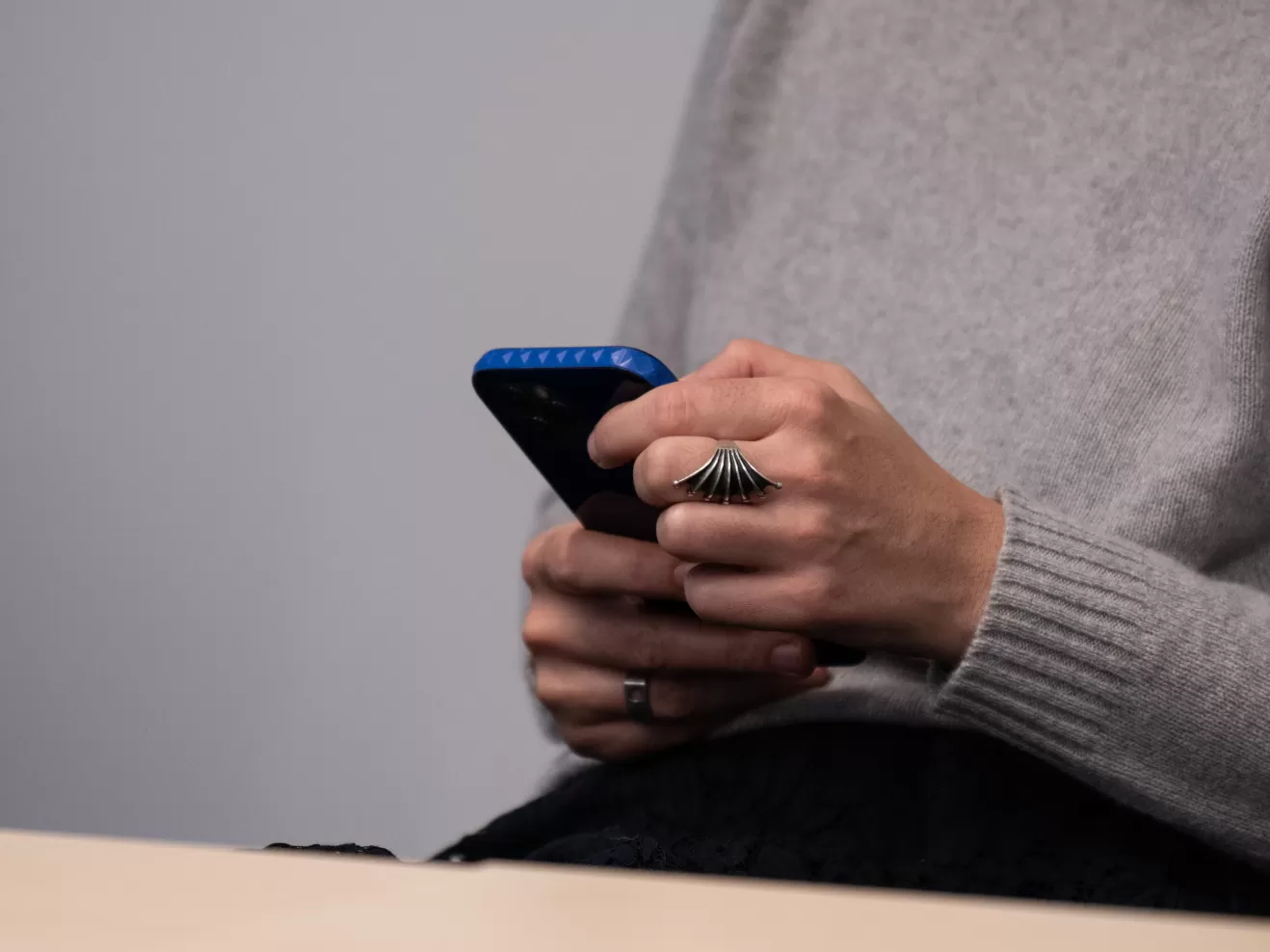 Eine Person mit einem Handy in den Händen 