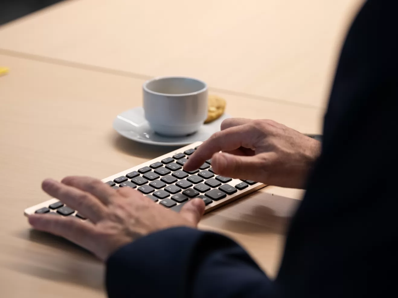 Zwei Hände tippen auf einer Tastatur