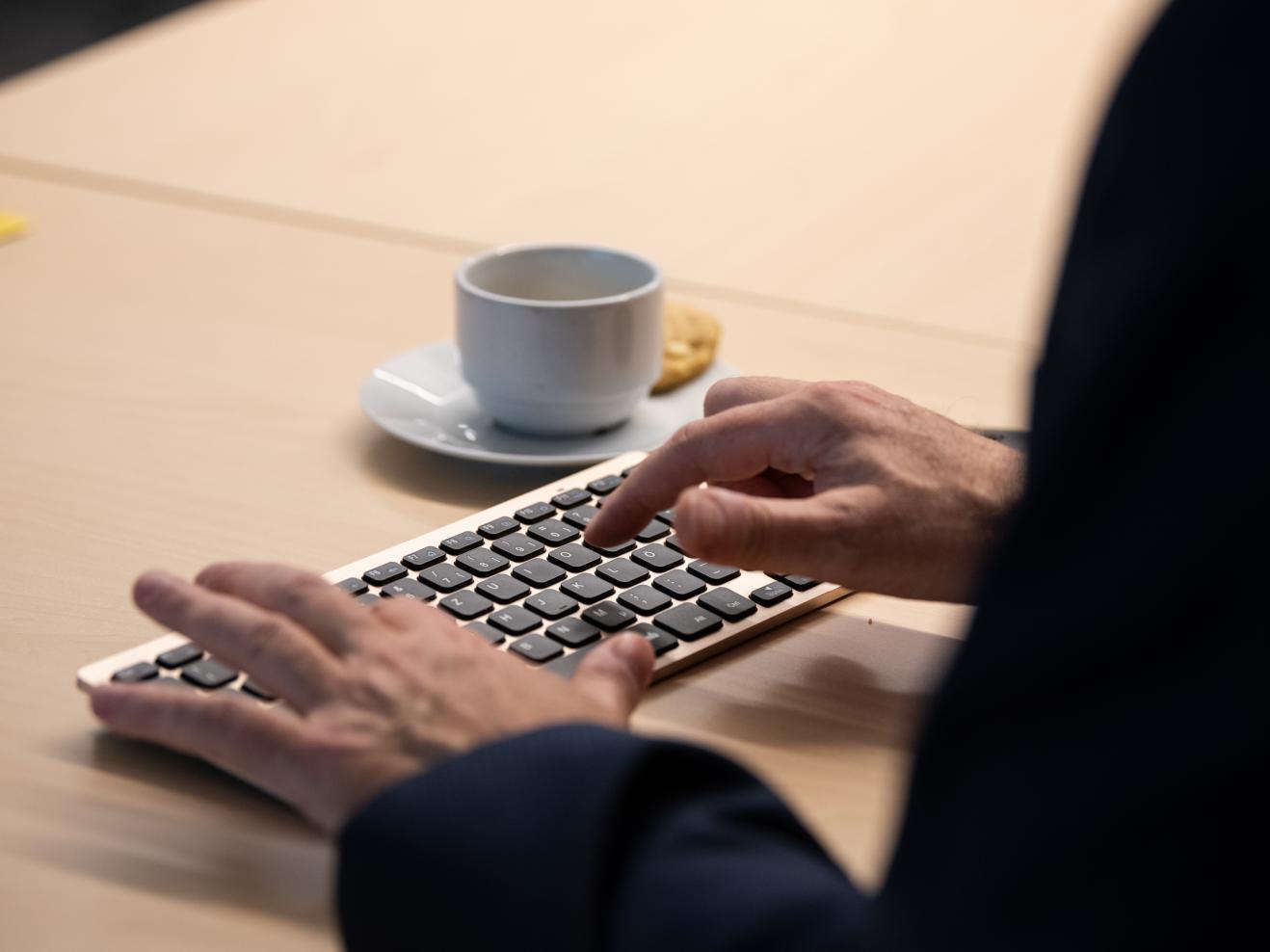 Zwei Hände tippen auf einer Tastatur