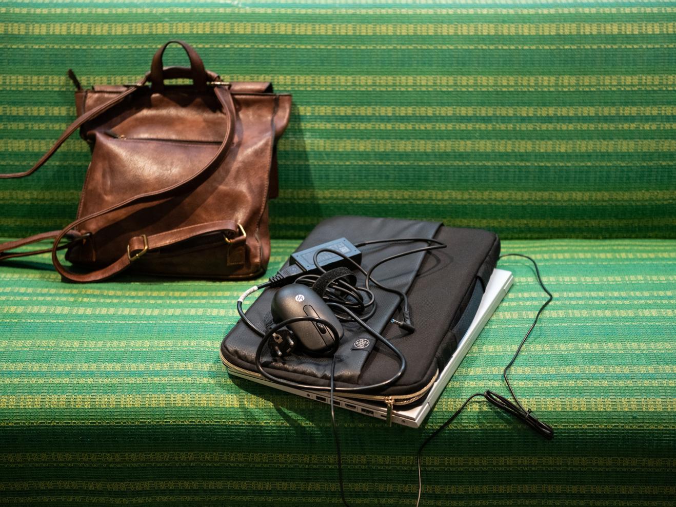 Tasche, Laptoptasche und Laptop mit Maus und Ladekabel