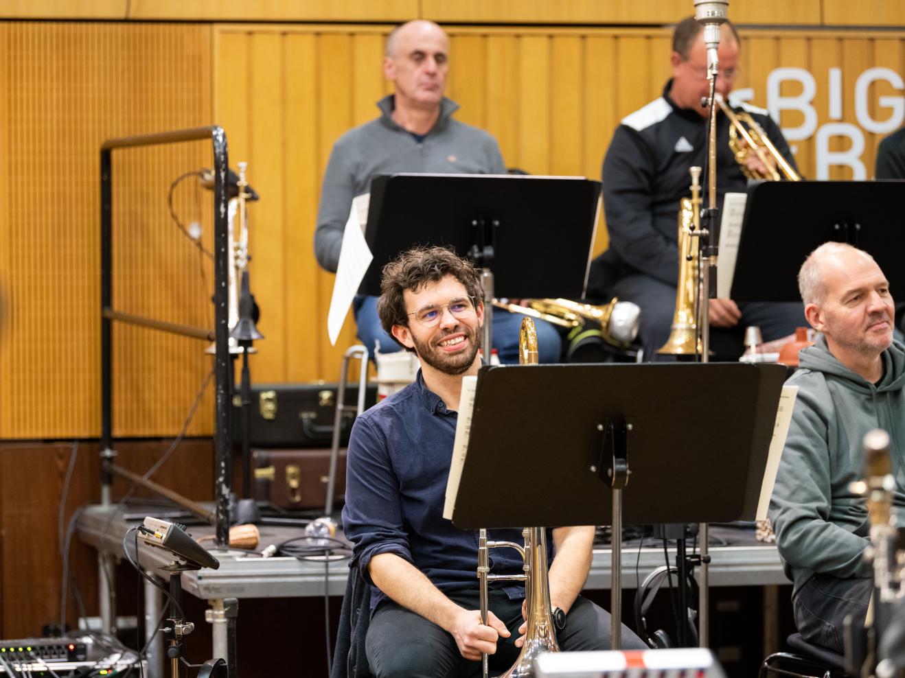 Posaunenstudent während einer Arbeitsphase mit der hr-Bigband in deren Studio