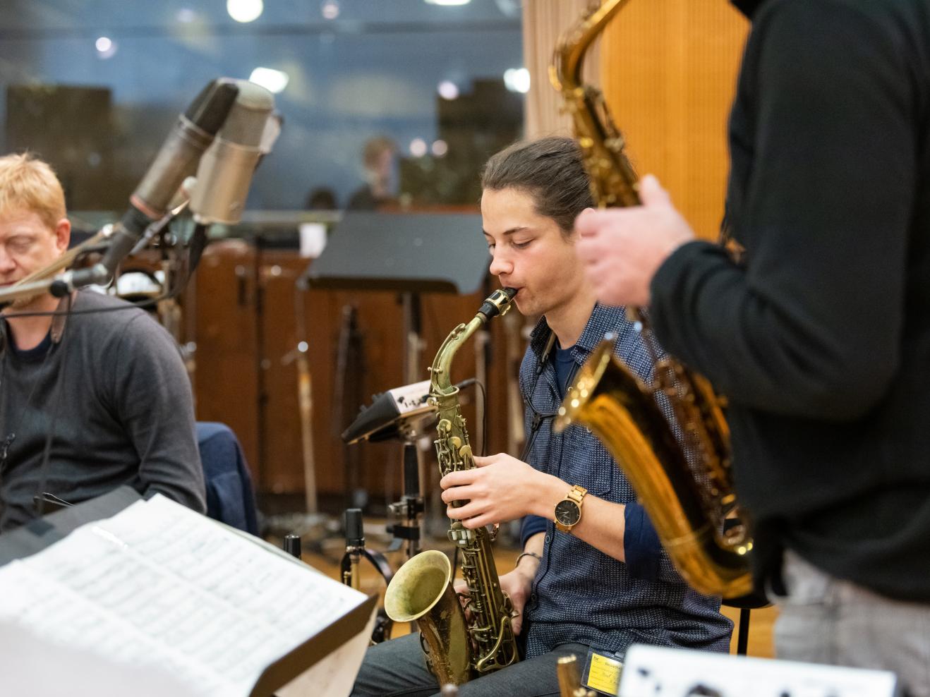Probe im Studio der hr-Bigband, zwei Musiker spielen Saxophon.
