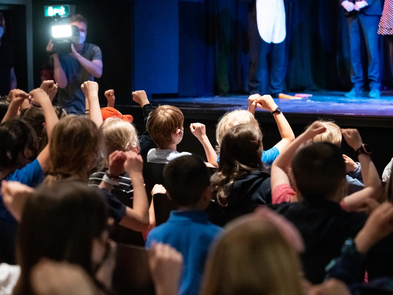 Begeisterte Kinder im Publikum bei einem Mitmachkonzert des Musik Monat Mai 2022. 