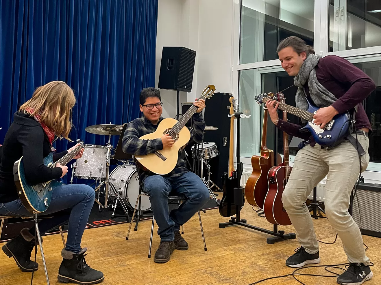 Drei Gitarristinnen bei einer gemeinsamen Jamsession in einem Unterrichtsraum der HfMDK Frankfurt.