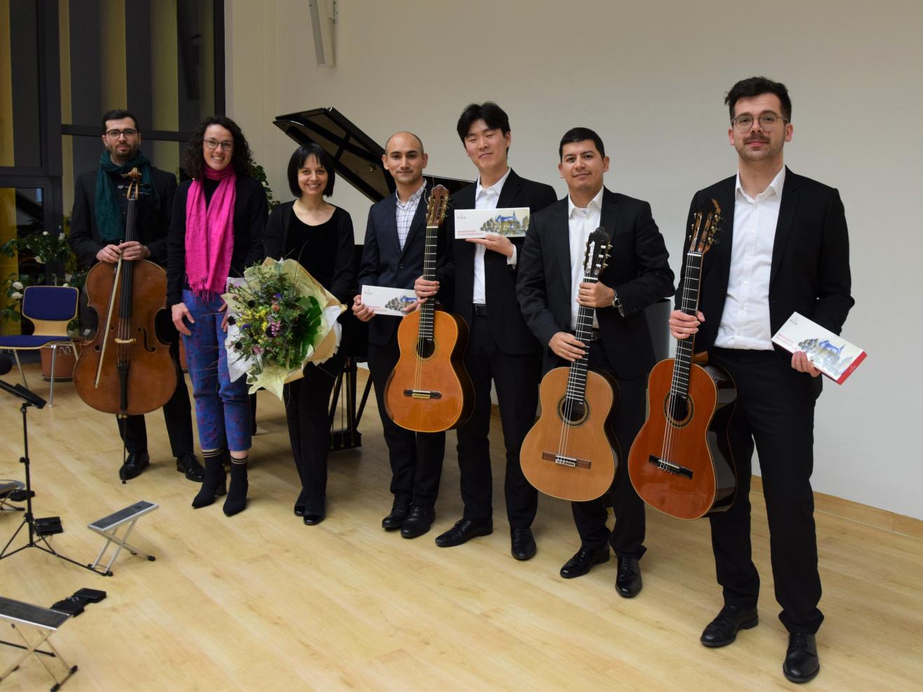 Angela Dorn, hessische Ministerin für Wissenschaft und Kunst mit sechs Musiker*innen der HfMDK Frankfurt