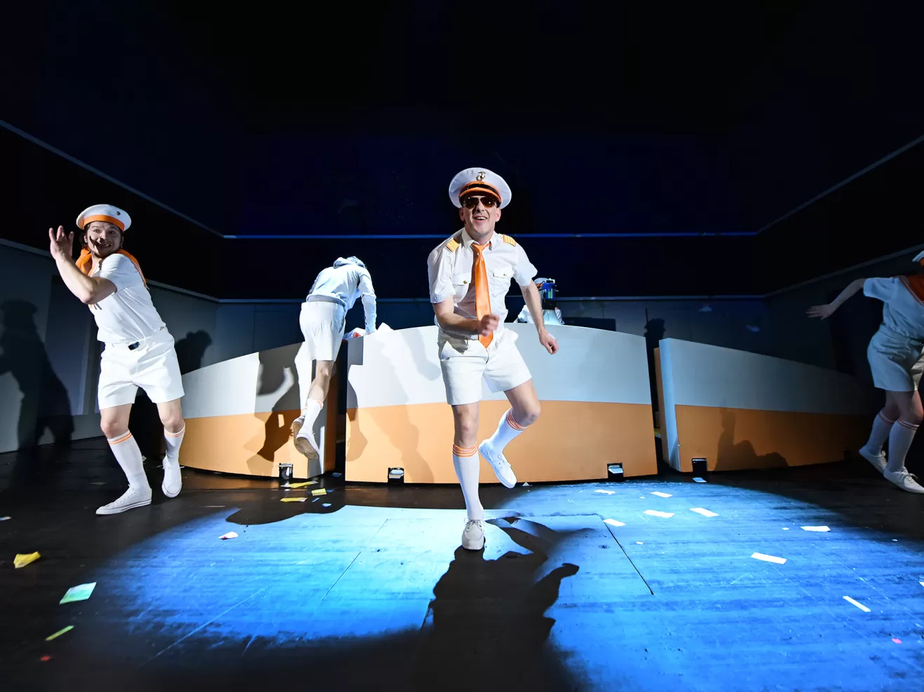 Als Matrosen verkleidete Schauspieler*innen tanzen auf der Bühne.