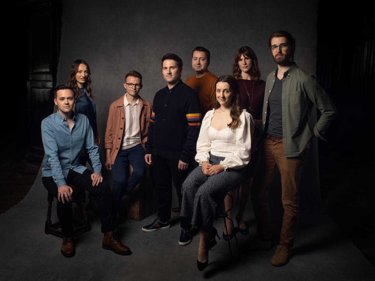 Gruppenfoto der acht Ensemblemitglieder von VOCES8.