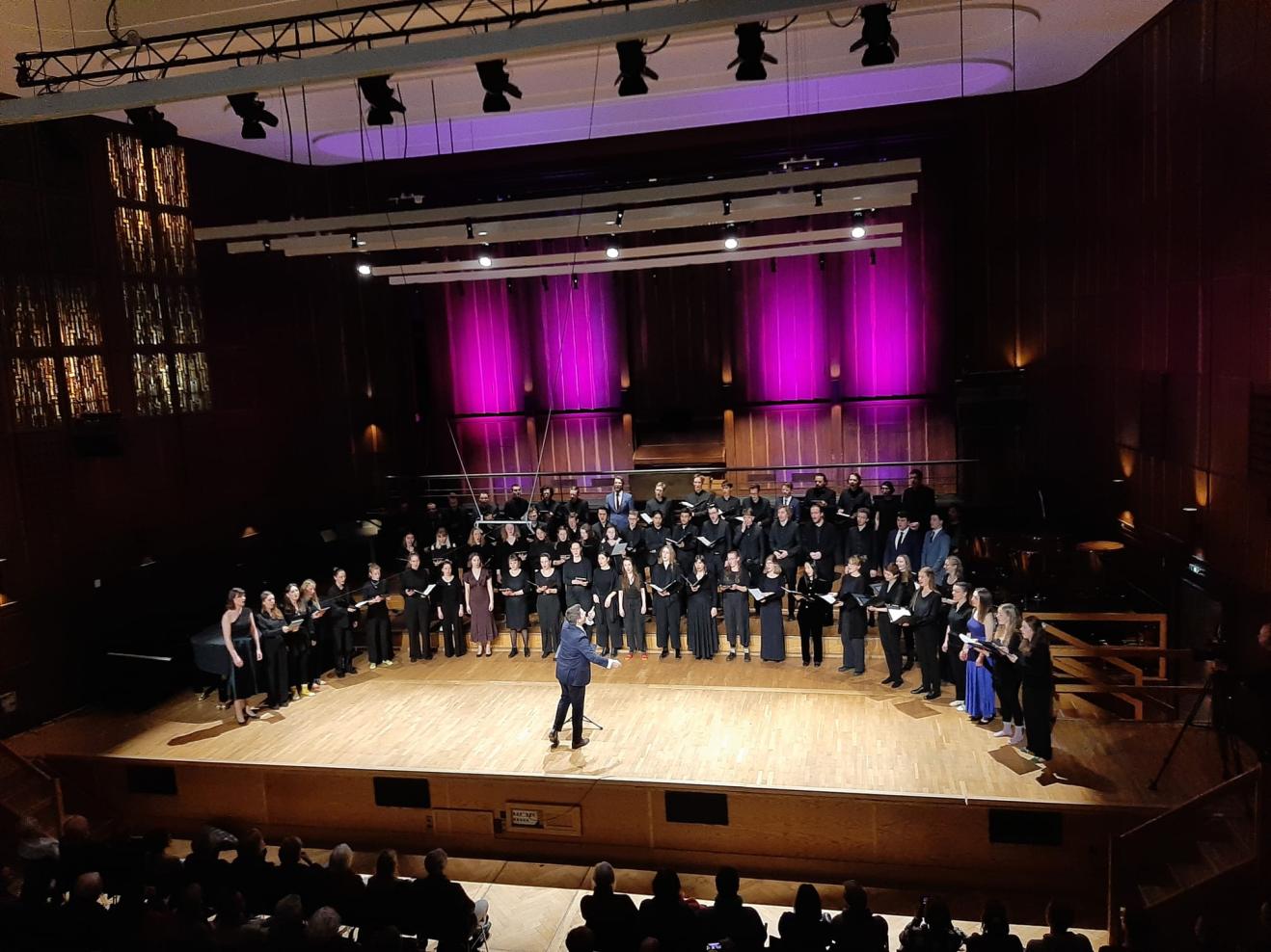Alle Gruppen singen gemeinsam die Zugabe des Abschlusskonzerts auf der Bühne