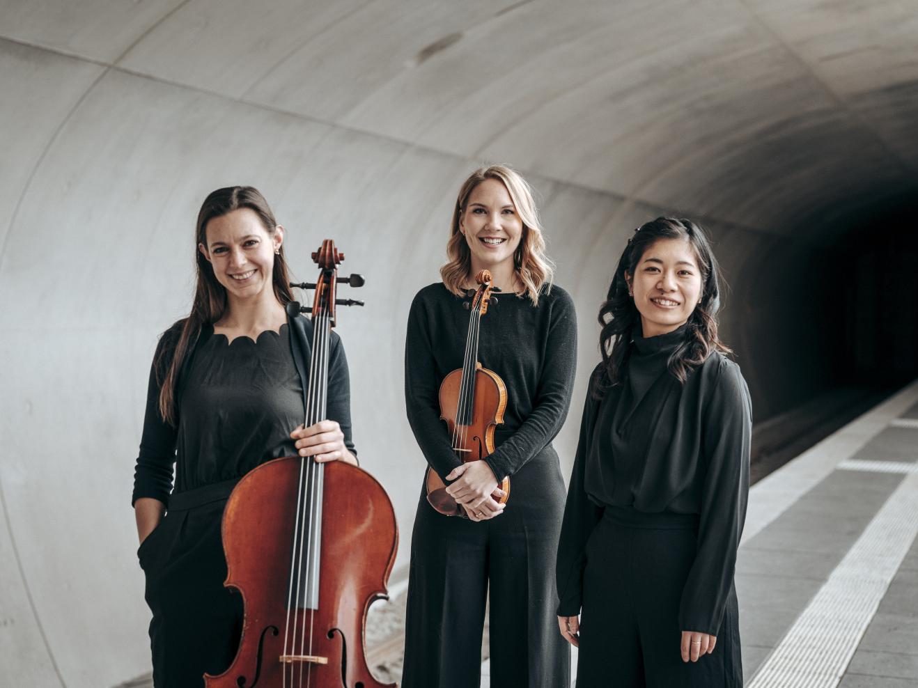 Die drei Musikerinnen des Trio Hannari stehen in einem Ubahnhof