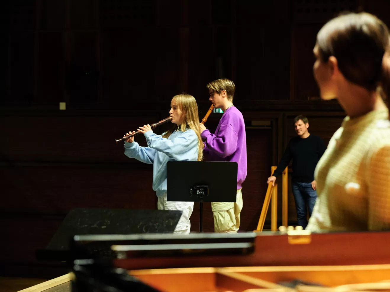 Zwei Personen spielen Blockflöte.