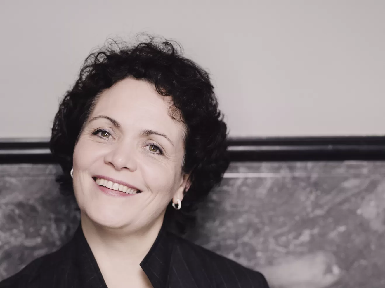 Porträtfoto von Tabea Zimmermann im dunkelblauen Blazer.