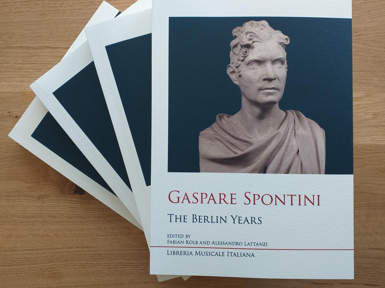 Mehrere Exemplare des Buchs „Gaspare Spontini: The Berlin Years“