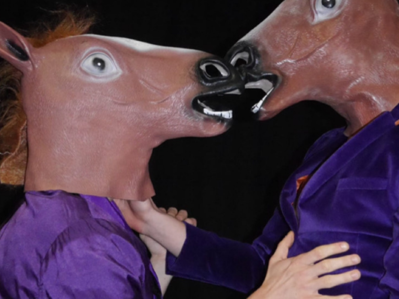 Plakat zum Vorspiel der Duoszenen mit zwei Personen mit Pferdemasken als Motiv.