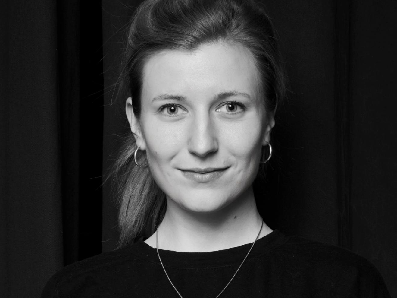 Porträt in schwarzweiß von Sophia Kind