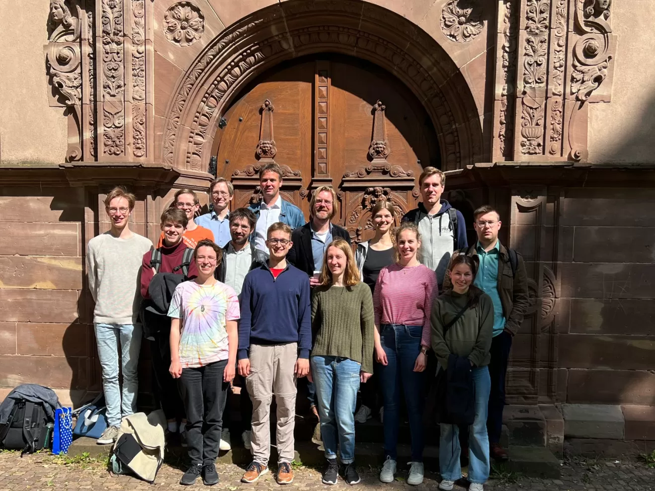Gruppenfoto vor Kirche