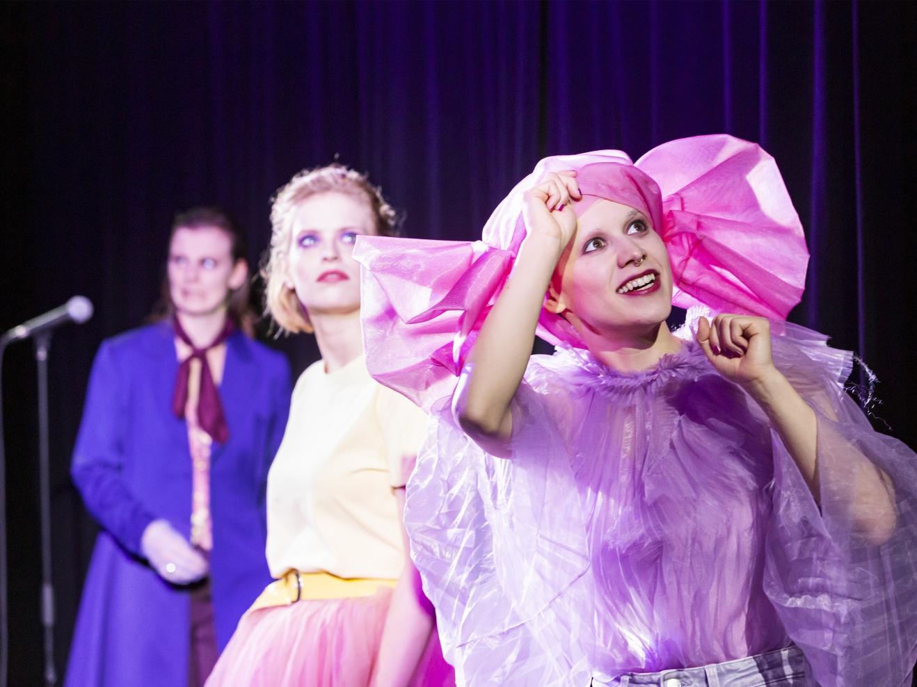 Eine Schauspielerin schaut verträumt.