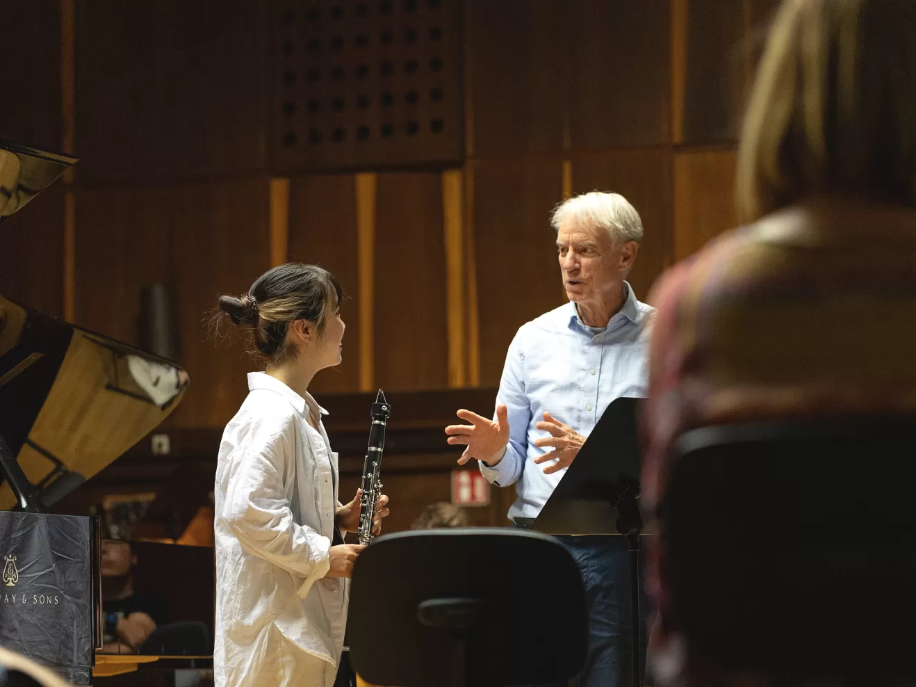 Prof. Eric Hoeprich im Gespräch mit einer Studentin aus der Klarinettenklasse