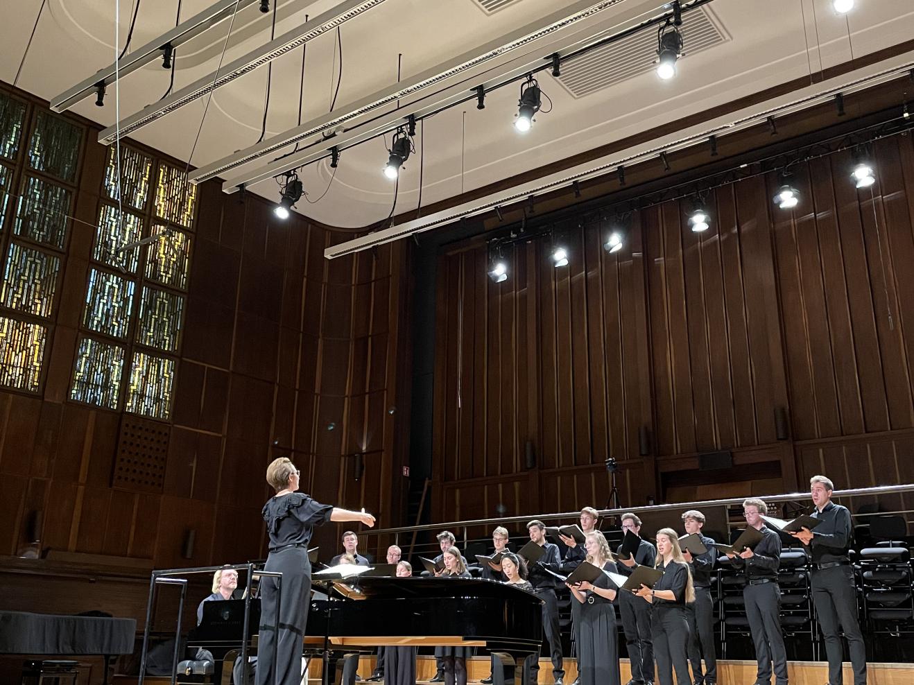 Studentin dirigiert Chor