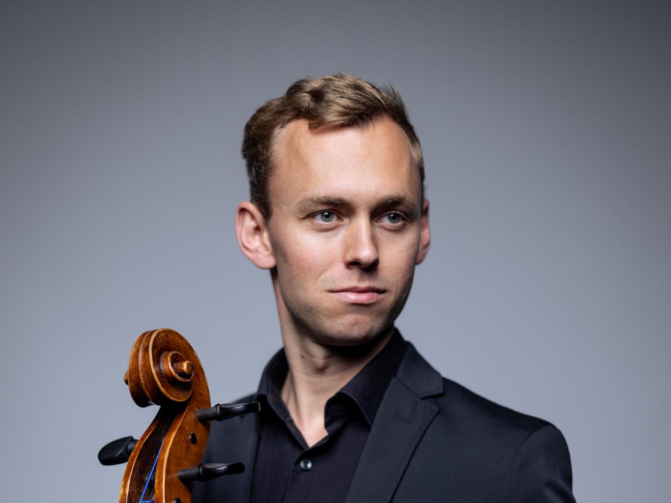 Porträt von Janis Marquard mit Cello
