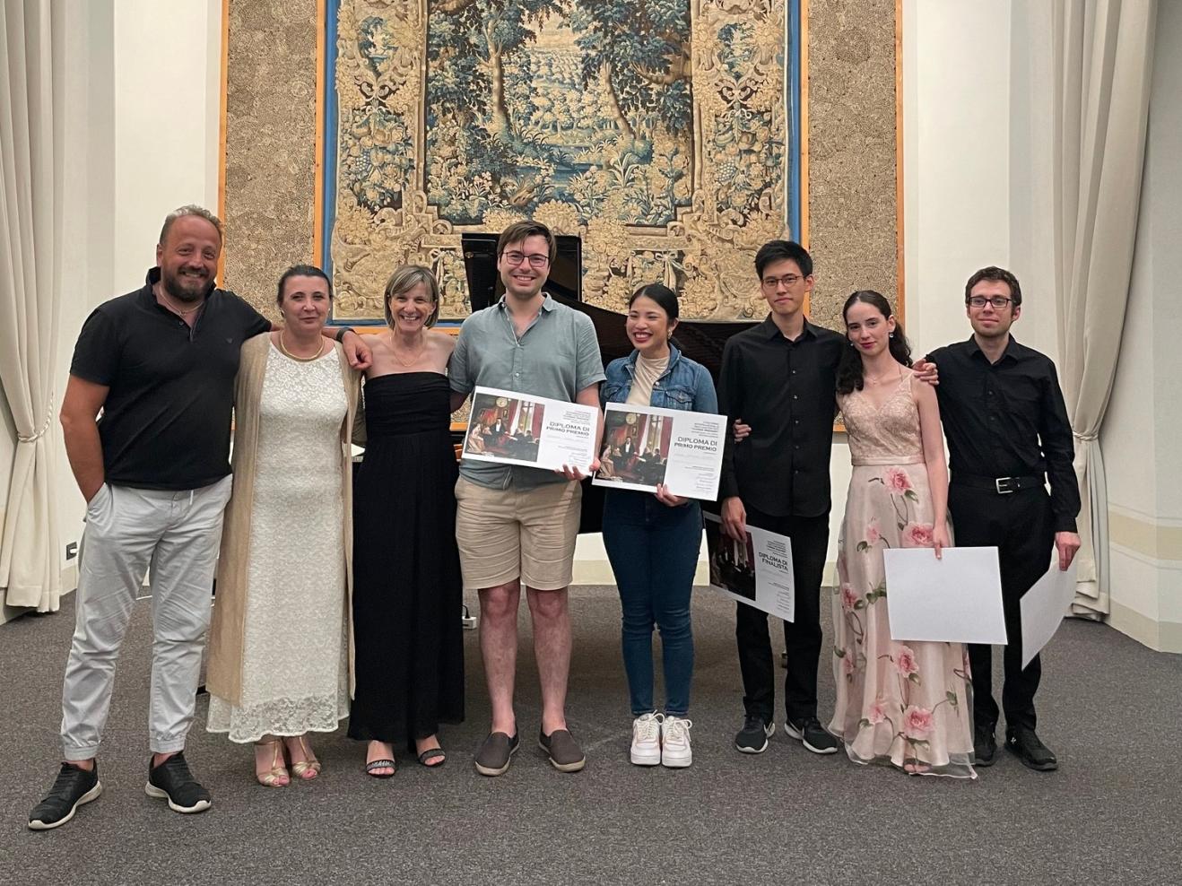 Gruppenfoto mit acht Personen