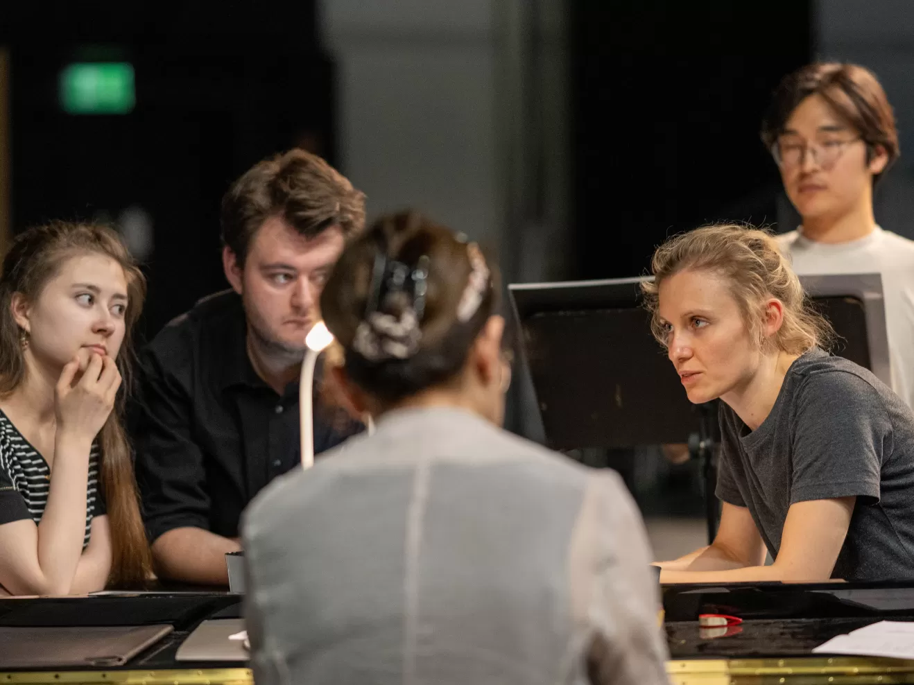 Vier Sänger*innen im Gespräch mit einer Dirigentin