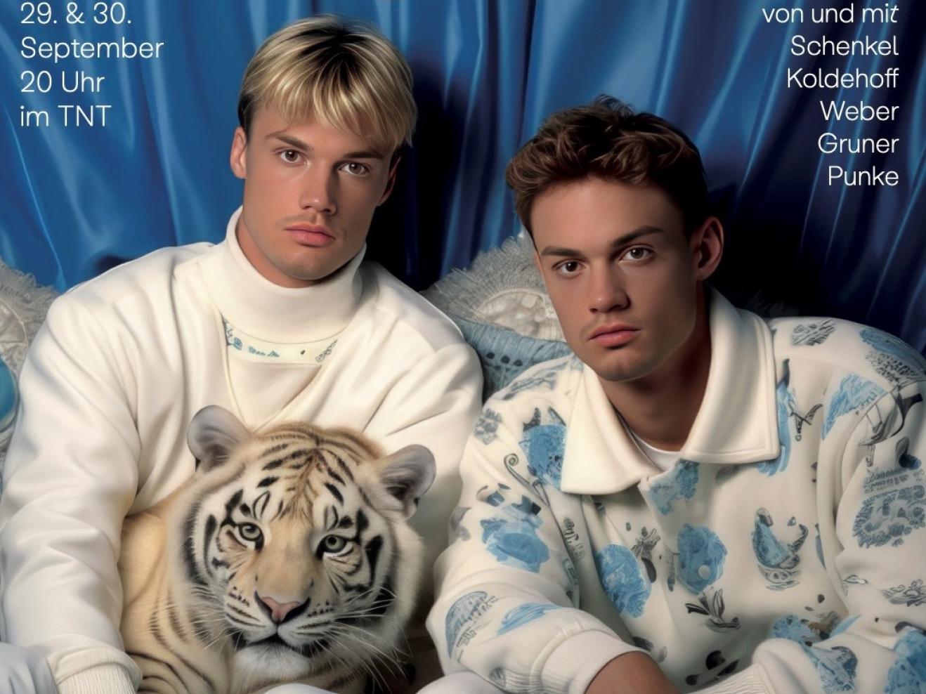 Zwei Männer sitzen nebeneinander und blicken in die Kamera. Beide sind in hellen Farbtönen, größenteils weiß bekleidet. Einer der Männer ist blond, der andere dunkelhaarig. Der linke Mann hat einen kleinen weißen Tiger auf dem Schoß.