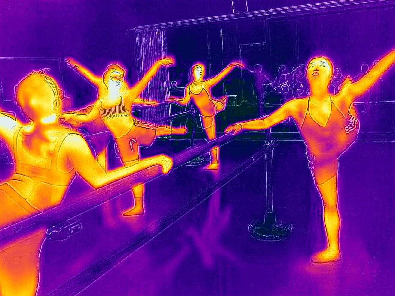 Thermografie-Aufnahme von Tänzer*innen beim Training an der Balletstange
