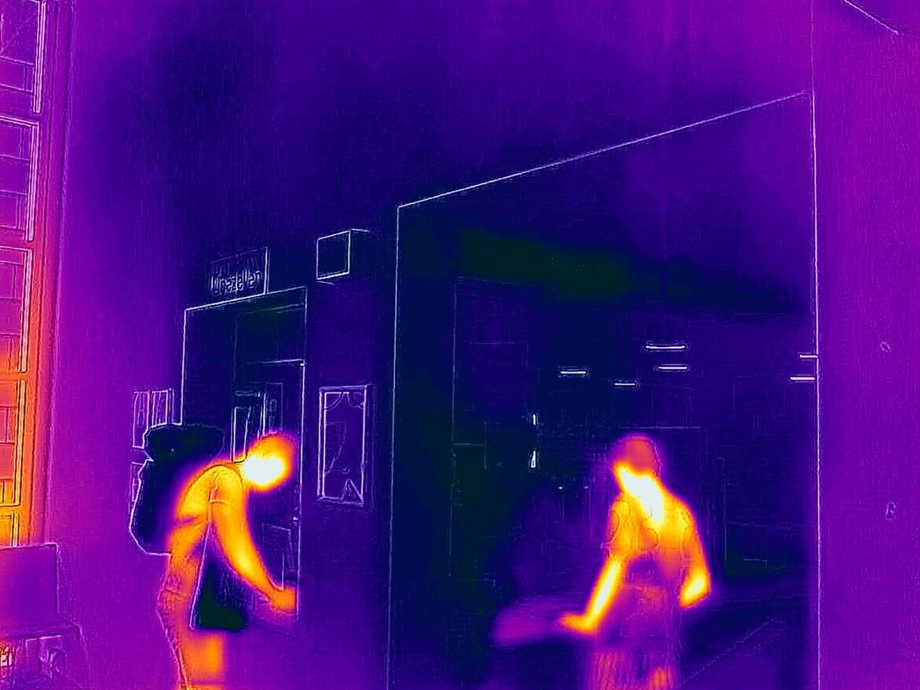 Thermografie-Aufnahme von zwei Studierenden an der Pforte der HfMDK