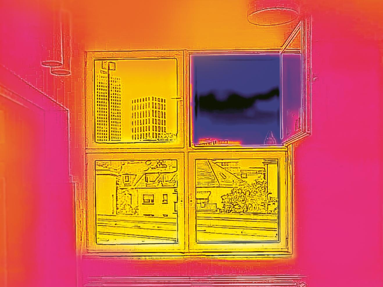 Thermografie-Aufnahme eines offenen Fensters im HfMDK-Gebäude